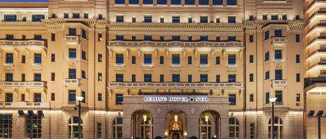 Facciata della struttura - sera/notte