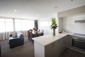 Réfrigérateur, micro-ondes, cafetière/bouilloire, bouilloire électrique