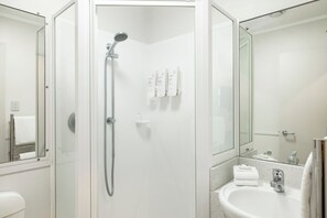 Shower, hair dryer, towels - Quest on Johnston (Wellington)