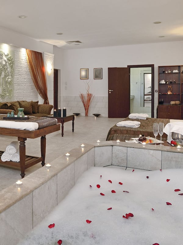 Un sauna, una bañera de hidromasaje, baño turco, baño turco/hammam