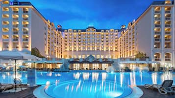 Innendørsbasseng,4 utendørsbassenger, bassengparasoller og solsenger