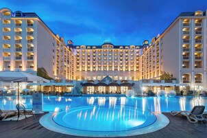 Una piscina techada, 4 piscinas al aire libre, sombrillas