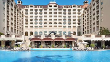 Una piscina cubierta, 4 piscinas al aire libre, sombrillas, tumbonas