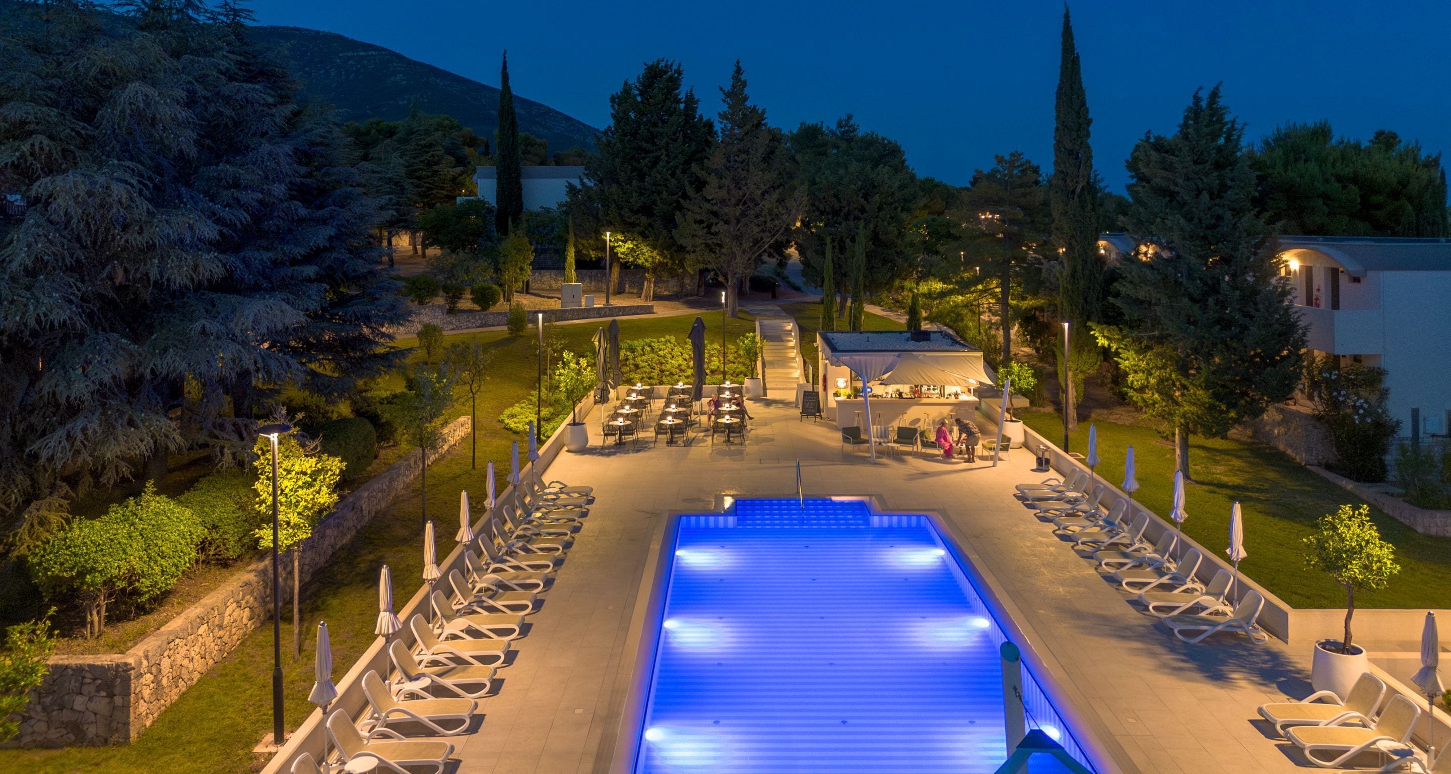 Piscine extérieure, parasols de plage, chaises longues