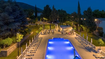 Piscine extérieure, parasols de plage, chaises longues