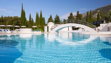 Außenpool, geöffnet von 08:00 Uhr bis 19:00 Uhr, Sonnenschirme