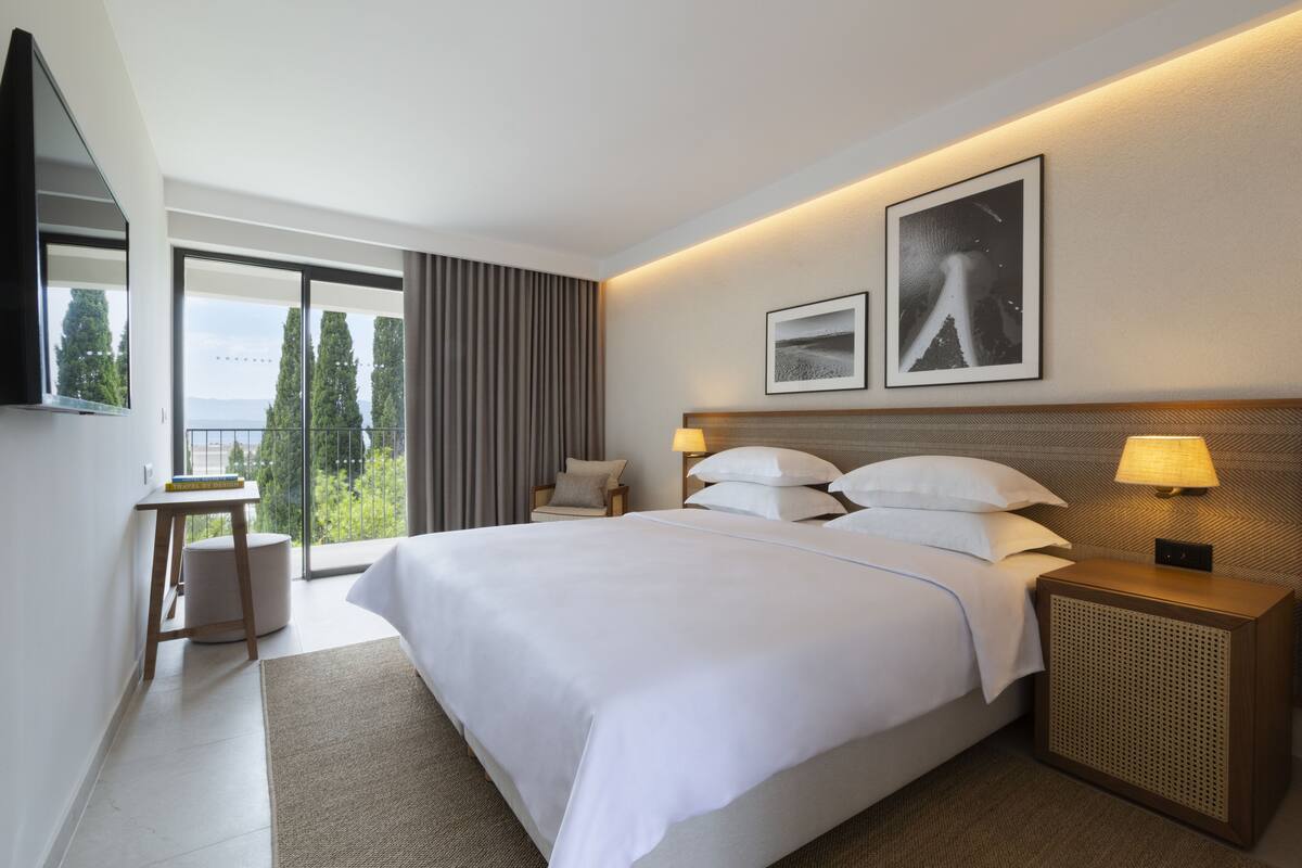 In-room safe, desk, cribs (surcharge), WiFi (free)