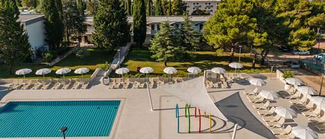Udendørs pool, åben fra kl. 08.00 til kl. 19.00, parasoller, liggestole