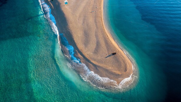 Privat strand i nærheten og sandvolleyball