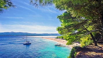 Nära stranden, vit sandstrand och volleyboll