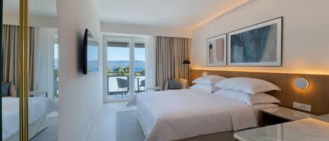 Ein modernes Hotelzimmer mit einem großen Bett, einem Schreibtisch und Blick ins Freie.