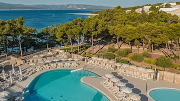 Piscina interna, piscina externa, guarda-sóis, espreguiçadeiras