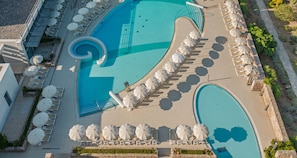 Piscina interna, piscina externa, guarda-sóis, espreguiçadeiras