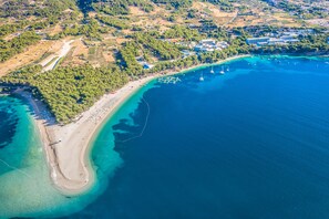 Nær stranden, hvit sand og sandvolleyball