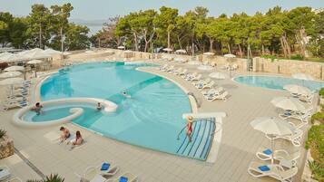 Innenpool, Außenpool, Sonnenschirme, Liegestühle