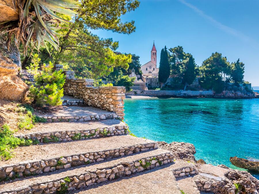 Beach nearby, white sand, beach volleyball