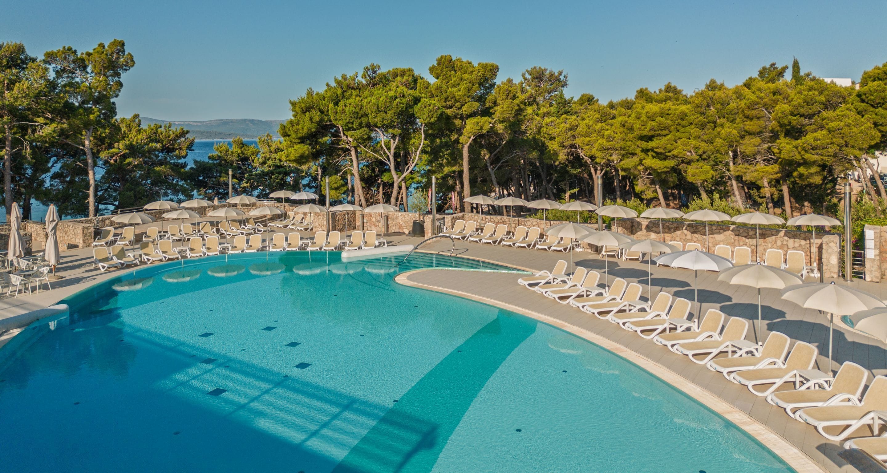 室内游泳池，室外游泳池，池畔遮阳伞，日光浴躺椅