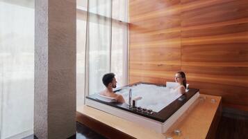 Ruang perawatan pasangan, sauna, hot tub, dan ruang uap