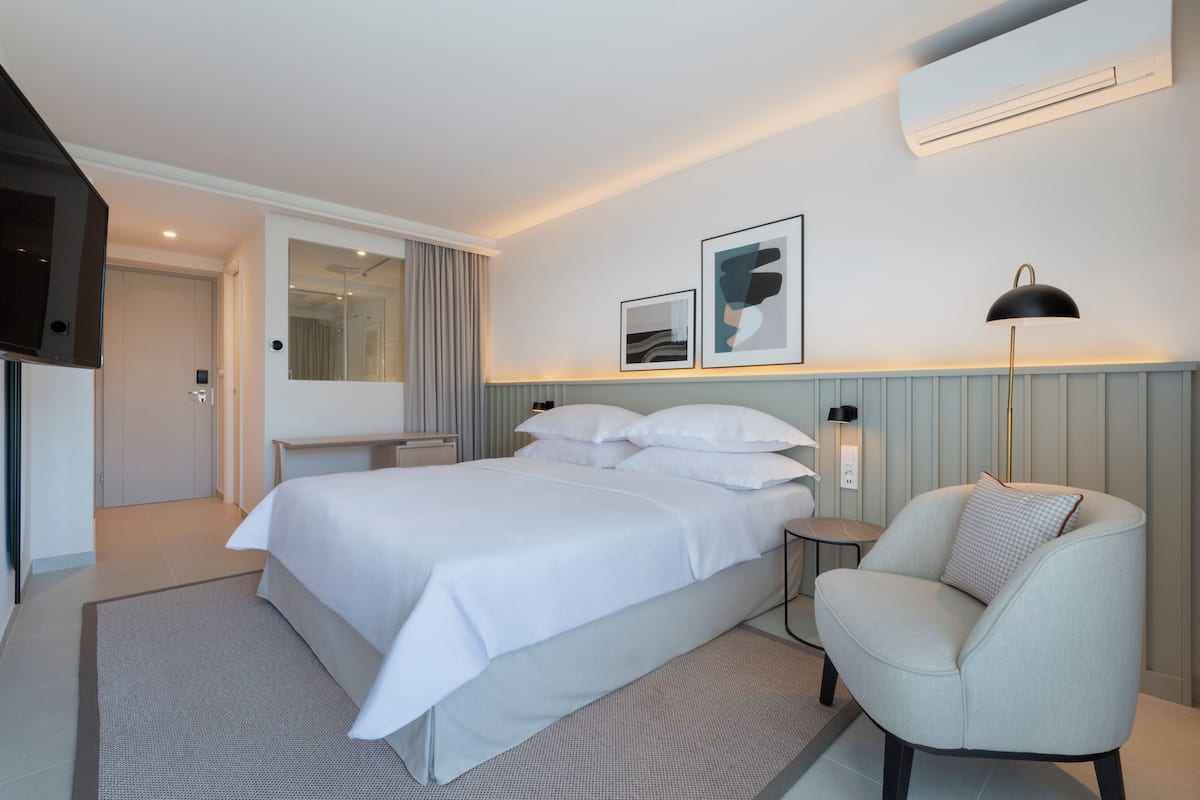 Minibar, in-room safe, desk, soundproofing