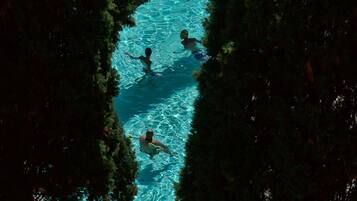 Piscina stagionale all'aperto, ombrelloni da piscina, lettini