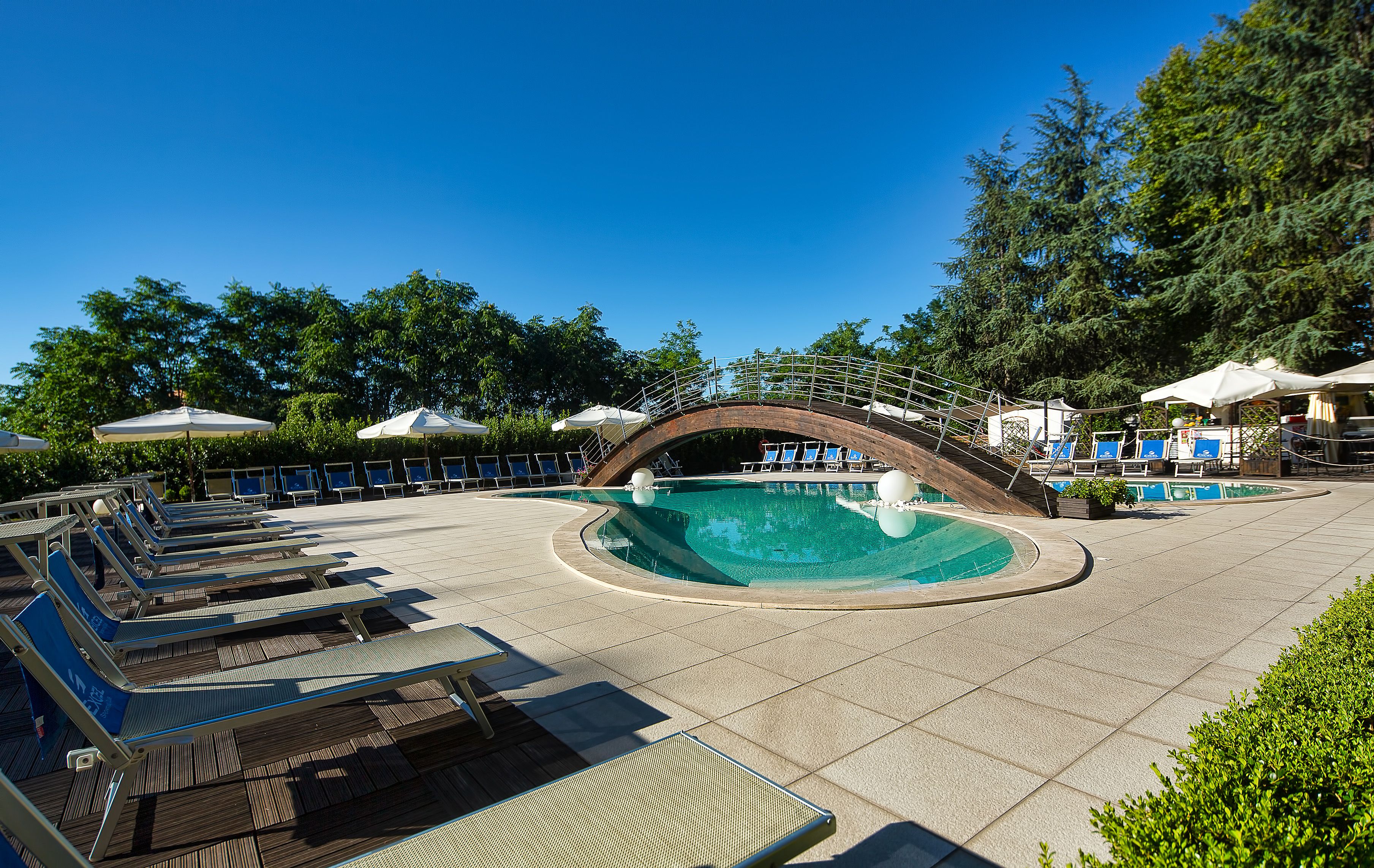 季節限定屋外プール、プール パラソル、サンラウンジャー