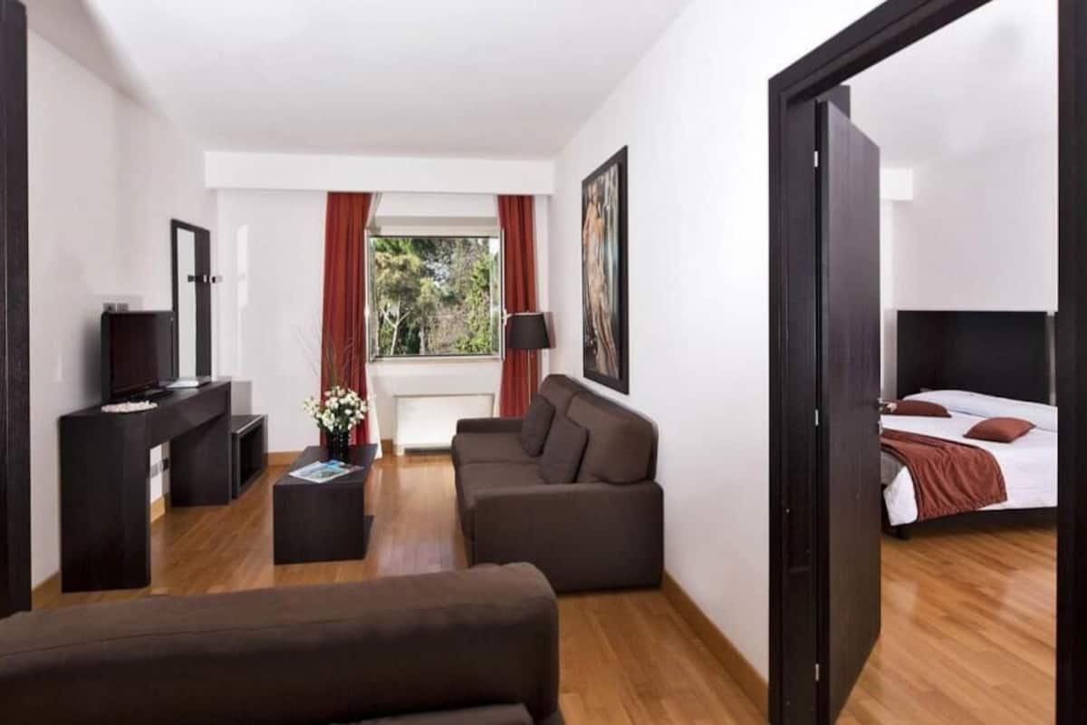 In-room safe, desk, WiFi (free), bed sheets