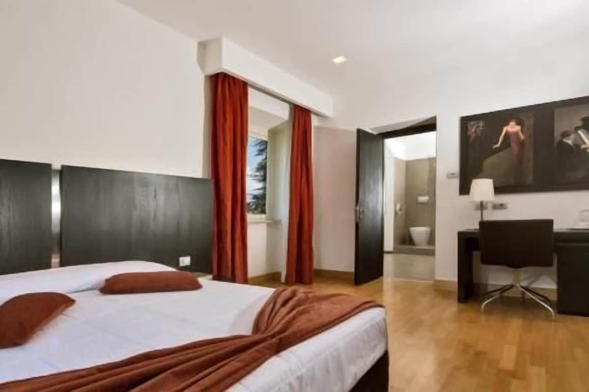 Caja fuerte, escritorio, wifi gratis y ropa de cama