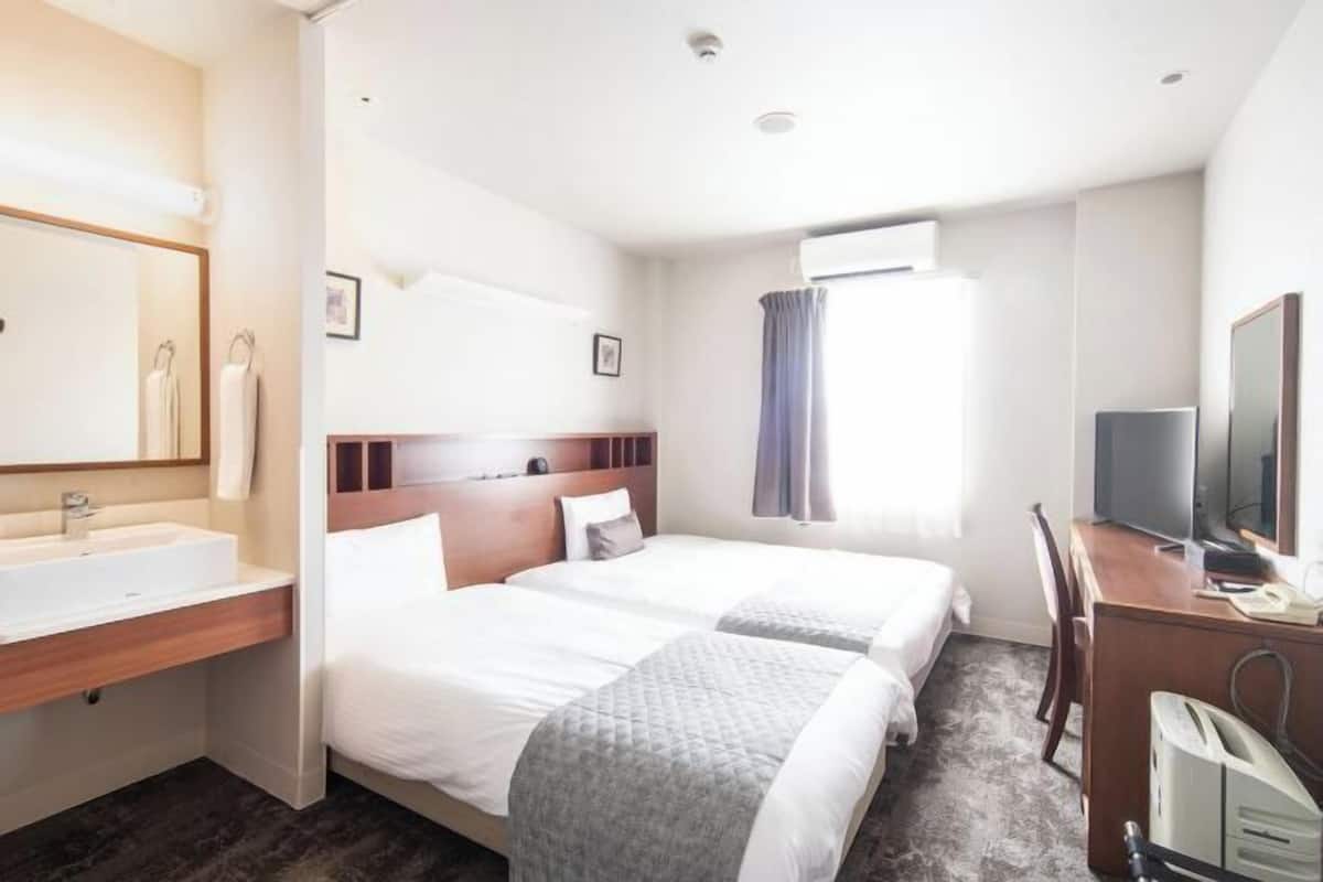 1 bedroom, down duvets, desk, laptop workspace