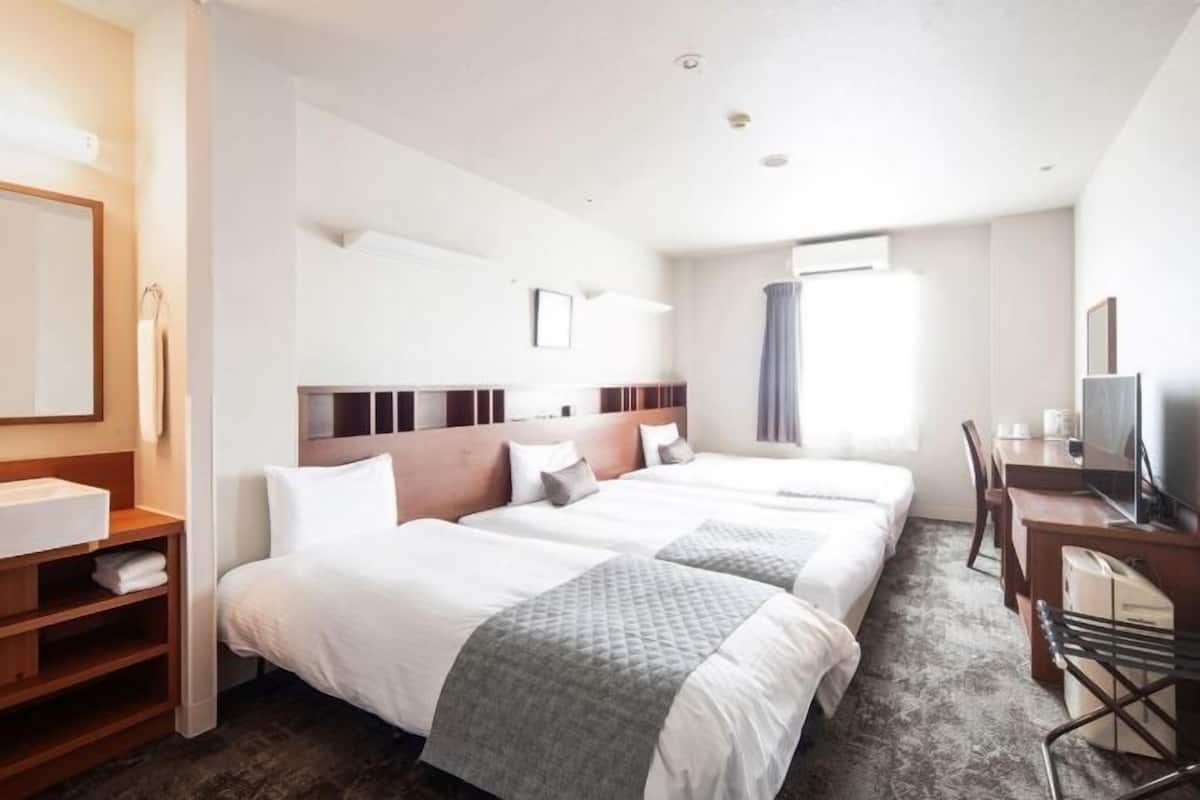 1 bedroom, down duvets, desk, laptop workspace