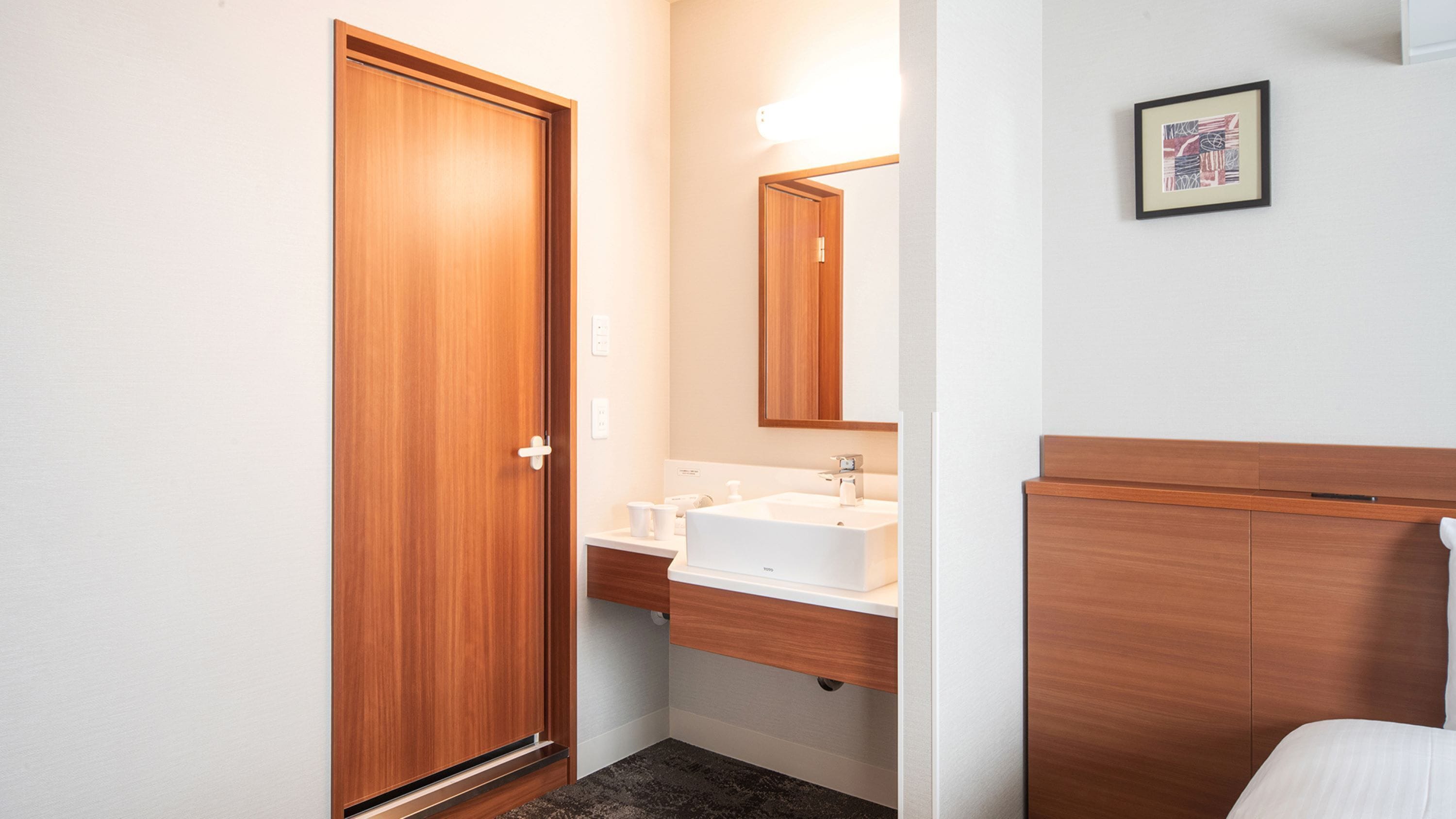 1 bedroom, down duvets, desk, laptop workspace