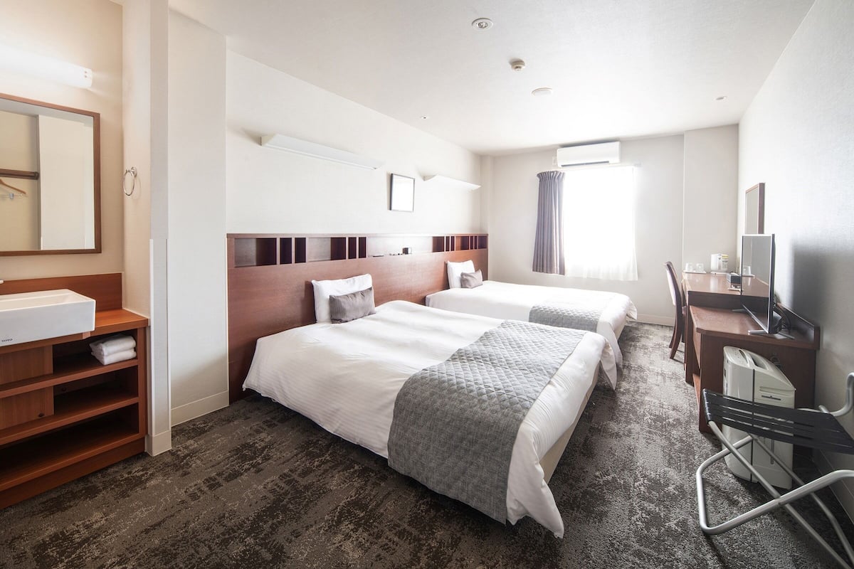 1 bedroom, down comforters, desk, laptop workspace