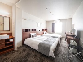 羽毛の掛け布団、デスク、ノートパソコン用作業スペース、遮光カーテン