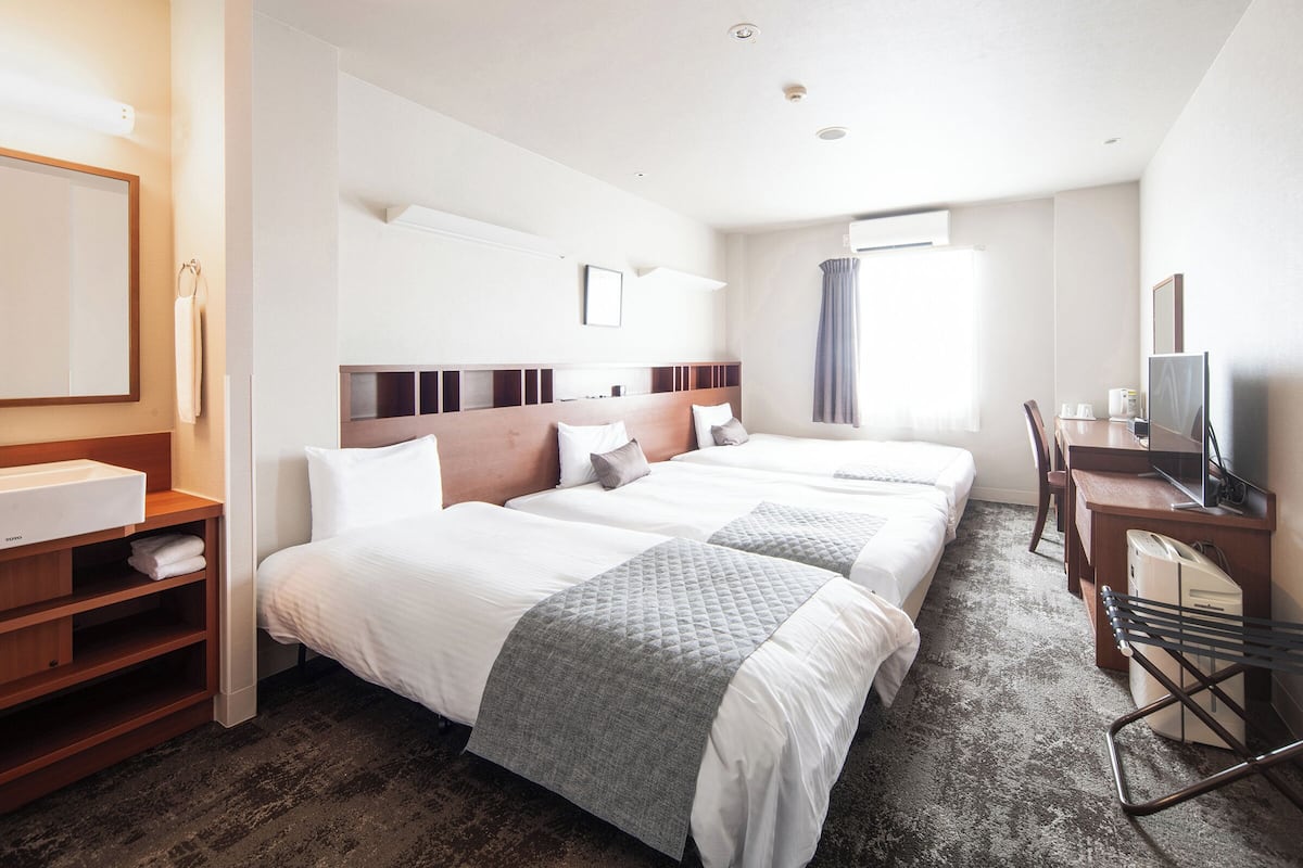 1 bedroom, down duvets, desk, laptop workspace