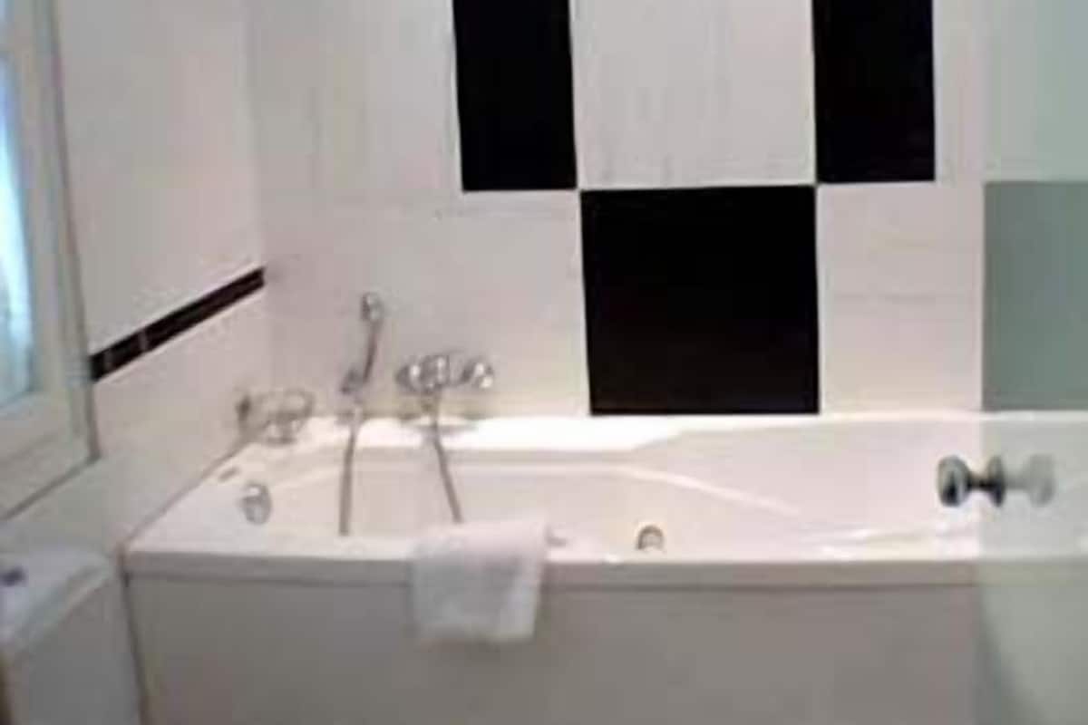 Chambre Double Junior, baignoire Ă jets | Salle de bain | Ensemble douche/baignoire, douche hydromassante