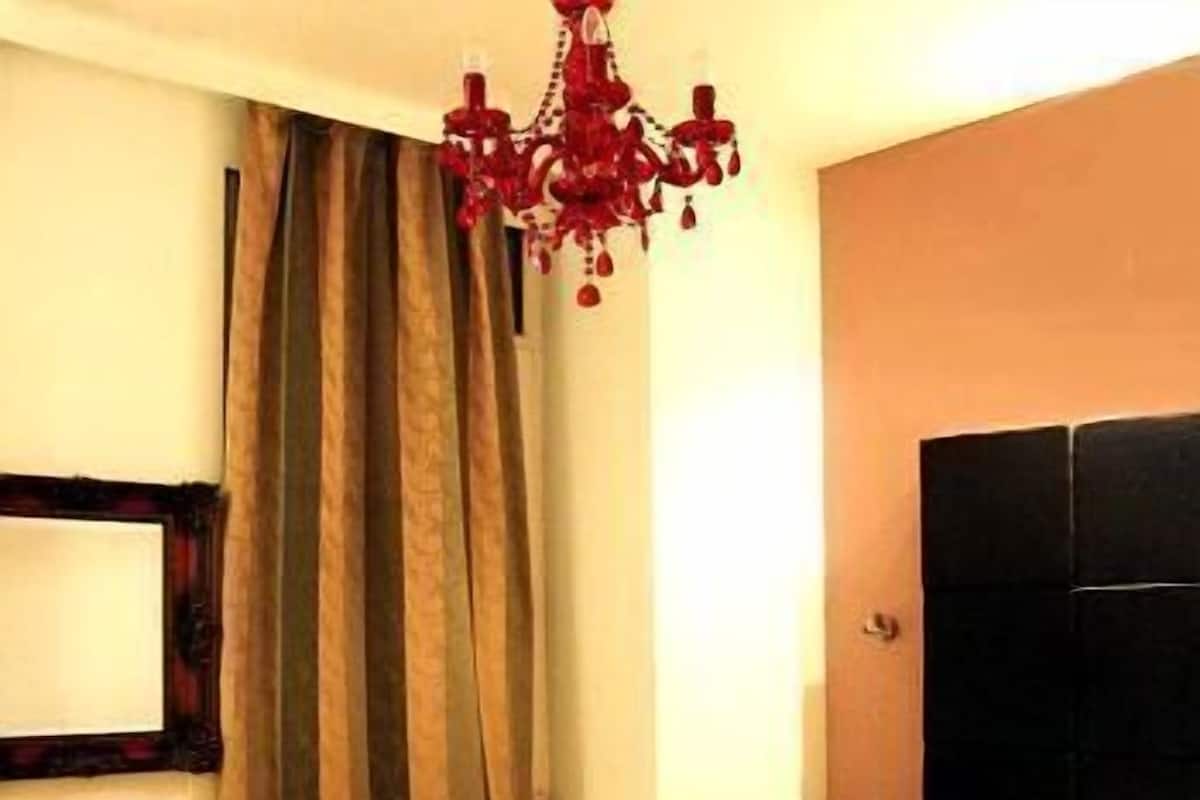 Minibar, coffres-forts dans les chambres, bureau, rideaux occultants
