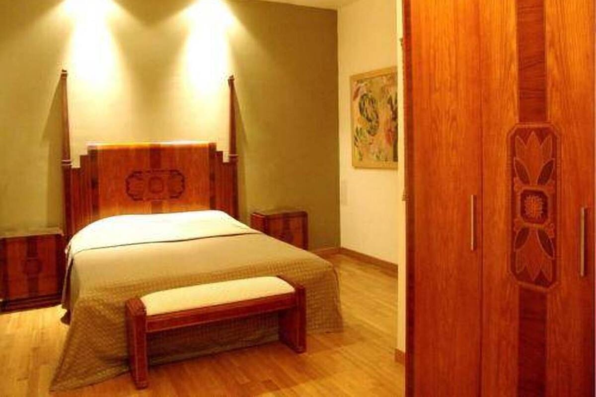 Frigobar, cofres nos quartos, escrivaninha, cortinas blackout