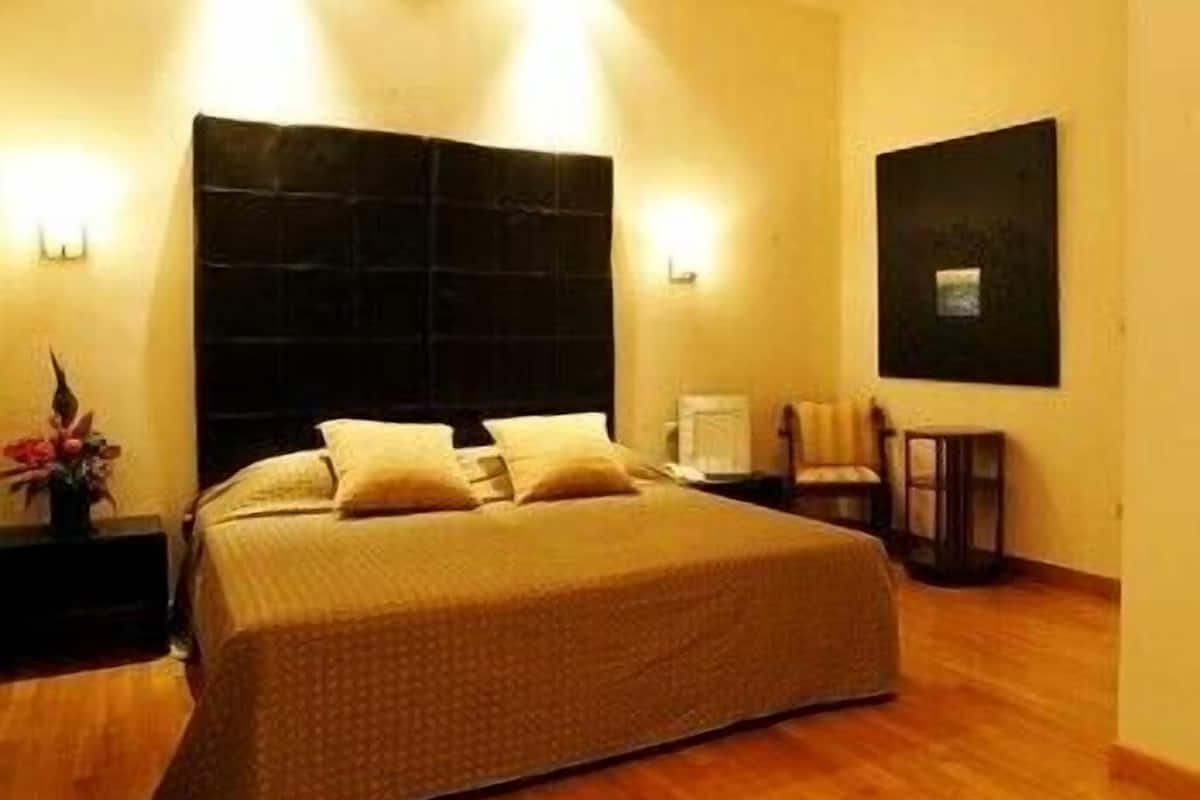 Minibar, coffres-forts dans les chambres, bureau, rideaux occultants