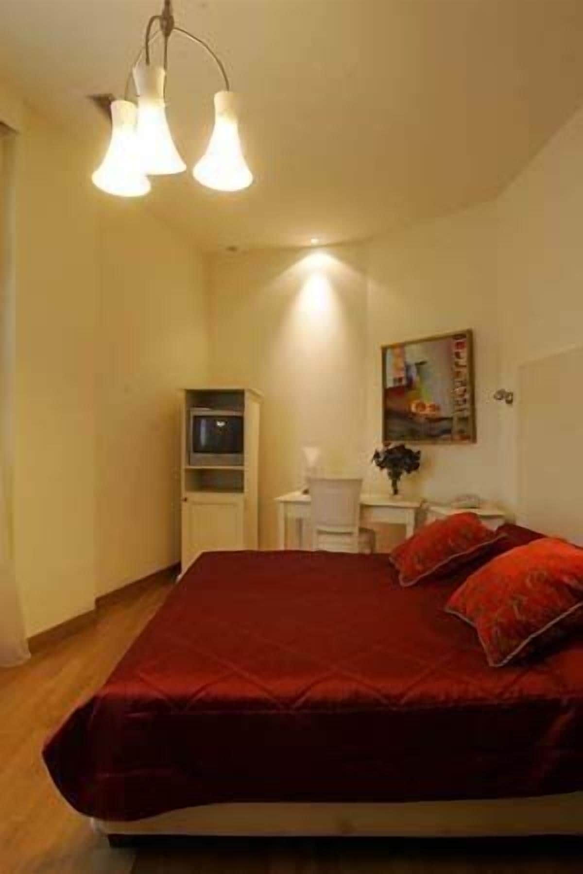 Economy Twin Room | Minibar, in-room safe, desk, blackout drapes