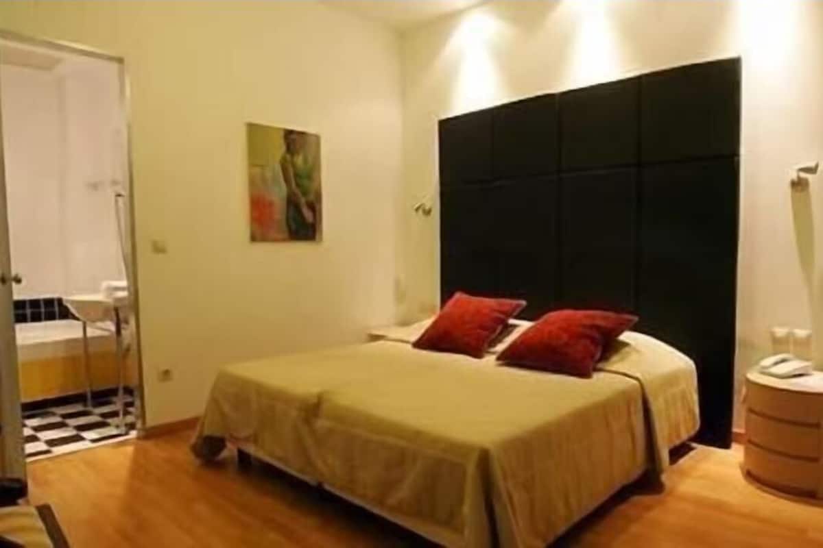 Frigobar, cofres nos quartos, escrivaninha, cortinas blackout