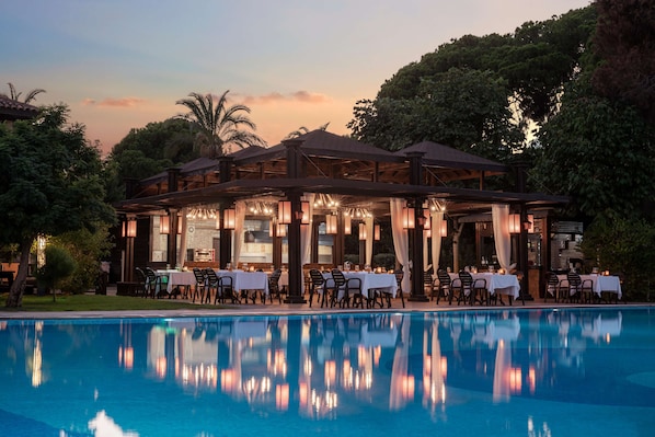 5 restaurants, breakfast served