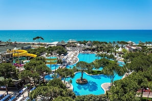 Piscina interna, 2 piscinas externas, guarda-sóis, espreguiçadeiras