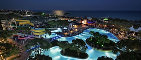 Piscine couverte, 2 piscines extérieures, parasols de plage