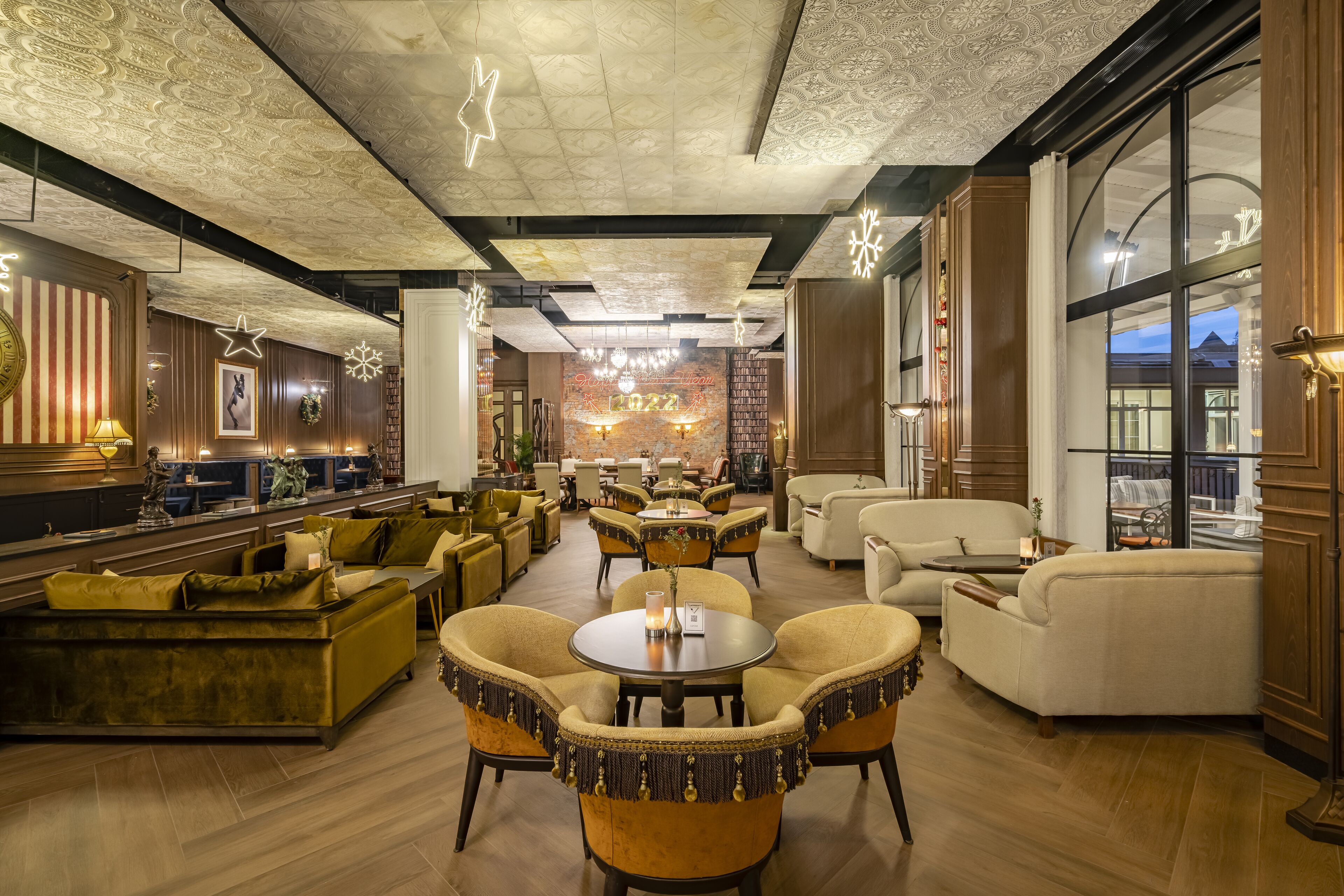 4 bars/lounges, poolside bar