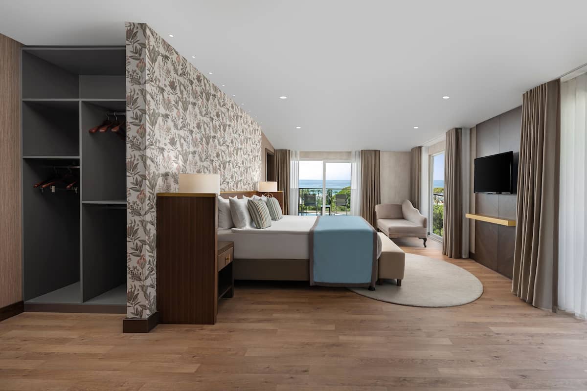 King Suite | Premium bedding, minibar, in-room safe, free WiFi