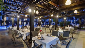 5 restaurants; breakfast, lunch and dinner served
