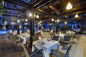 5 restaurants, breakfast served