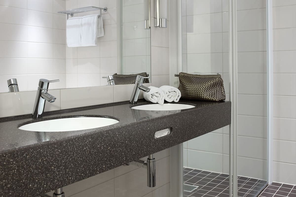 combined shower/bathtub, hair dryer, bathrobes, heated floors