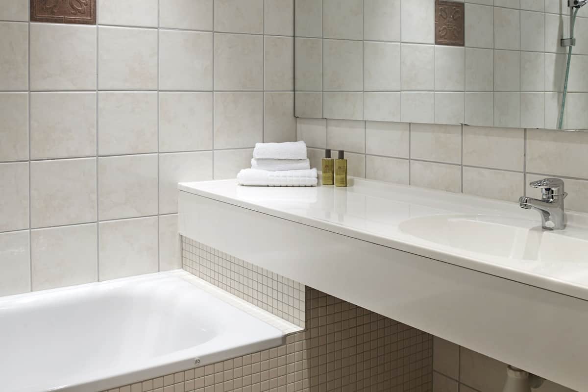 combined shower/bathtub, hair dryer, bathrobes, heated floors