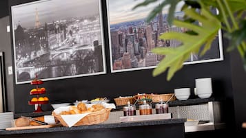 Desayuno buffet los fines de semana (EUR 12 por persona)