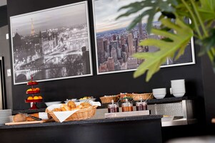 Desayuno buffet los fines de semana (EUR 12 por persona)